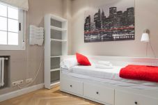 Apartamento em Madrid - Cozy Apartment Madrid. Bº SALAMANCA, IFEMA. AEROPUERTO. 2 ROOMS- 6 PAX - ELEVATOR