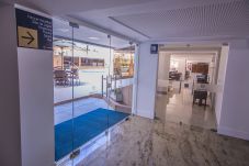 Apartamento em João Pessoa - GOLDFLAT CABO BRANCO | Lateral com Varanda