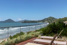 Apartamento em Ubatuba - Apto beira mar c Wi-Fi na Praia Grande, Ubatuba/SP