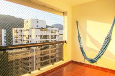 Apartamento em Guarujá - Apto a 200 m da Praia das Pitangueiras-Guarujá/SP