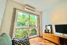 Apartamento em Rio de Janeiro - RUB303| 2 quartos em rua arborizada no Baixo Gávea