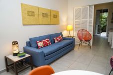 Apartamento em Rio de Janeiro - ALM104| 2 quartos com área externa no Leblon