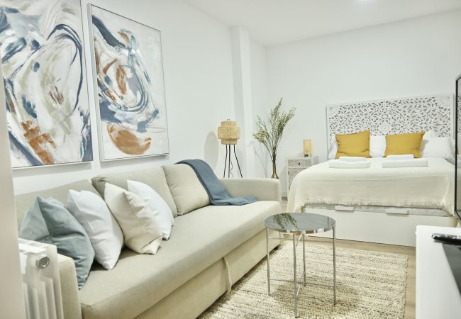  em Madrid - Encantador Estudio con Cama Doble y Sofá Cama, Patio Compartido MPE35D