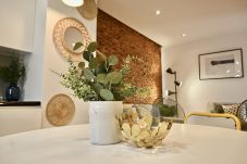 Apartamento em Madrid - Moderno Apartamento de dos dormitorios y dos baños en Avenida América  CTG101