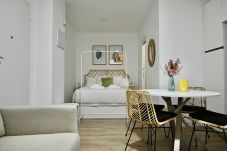 Estúdio em Madrid - Encantador Estudio con Cama Doble y Sofá Cama, Patio Compartido MPE35A