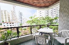 Apartamento em Guarujá - Amplo Apto a 400m da Praia de Pitangueiras com churrasq 