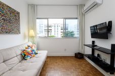  Large living room with TV, sofa and air conditioning. 