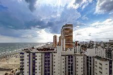 Apartment in Praia Grande - Ótimo apto de frente para Praia do Boqueirão/SP