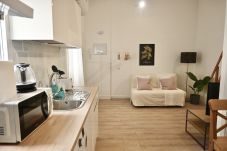 Studio in Madrid - Exquisito Estudio con Cama en Mezanine y Encantador Patio Compartido MPE35B