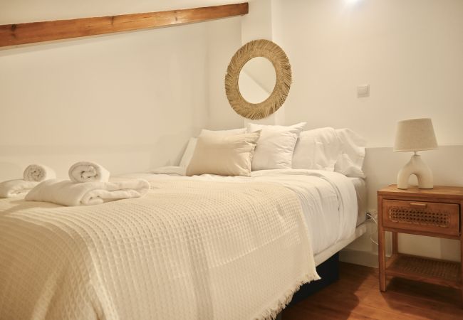  in Madrid - Encantador Estudio con Cama en Mezanine y Patio Compartido MPE35F