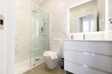 Apartment in Madrid - Elegance and Functionality in San Bernardo: Apartment with En-Suite Bathrooms