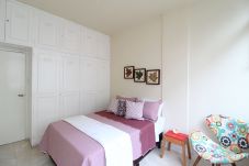 Habitación con cama matrimonial