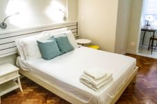 Habitación con cama y ropa de cama cómodas